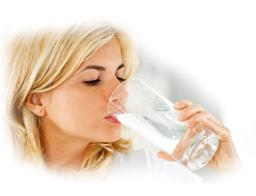 Vrouw drinkt water uit glas