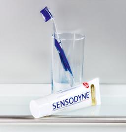 Tandeborstel met glas en sensodyn