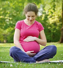 Zwanger vrouw op yogamat